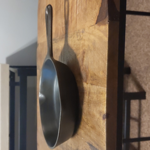 Vintage Unmarked Lodge Cast Iron Skillet, #3 - Picture 9 of 15